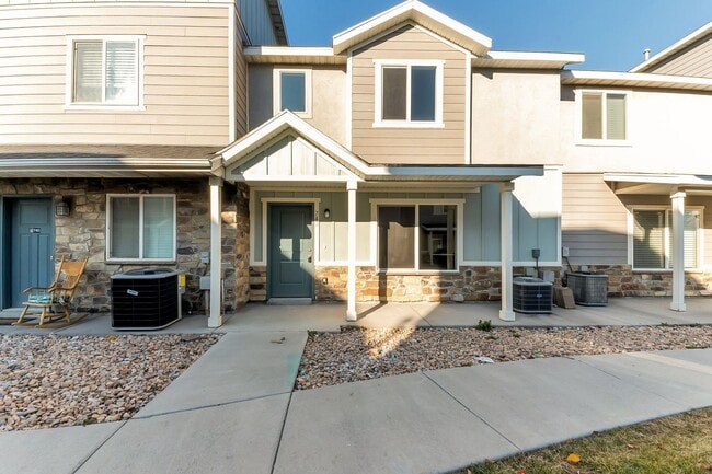 Primary Photo - Remodeled Vineyard Townhome w/ 2 Car Garage