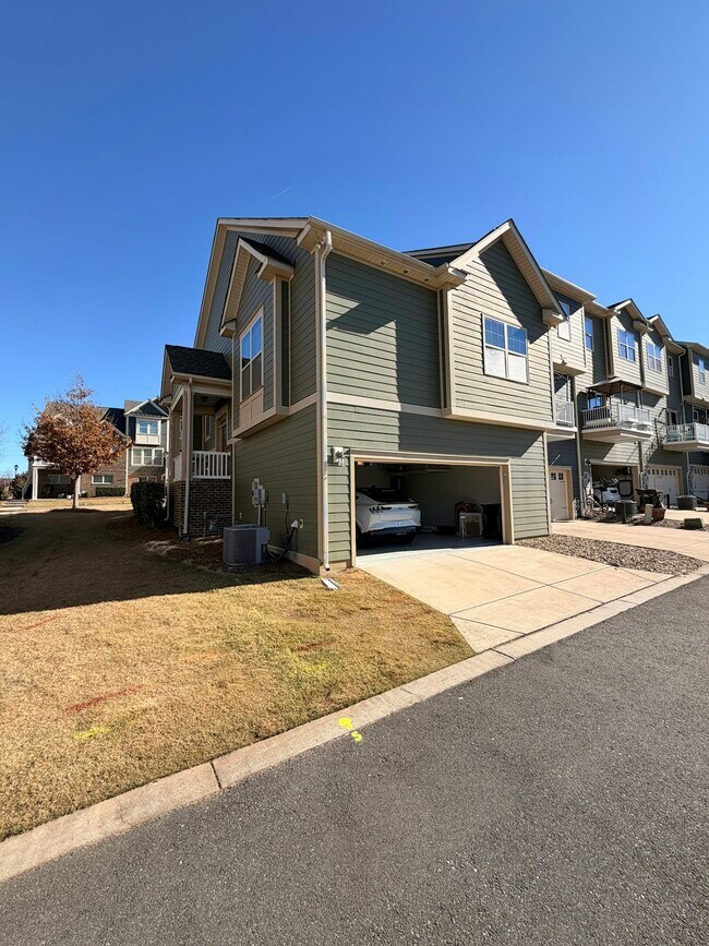 Building Photo - 6258 Cloverdale Dr