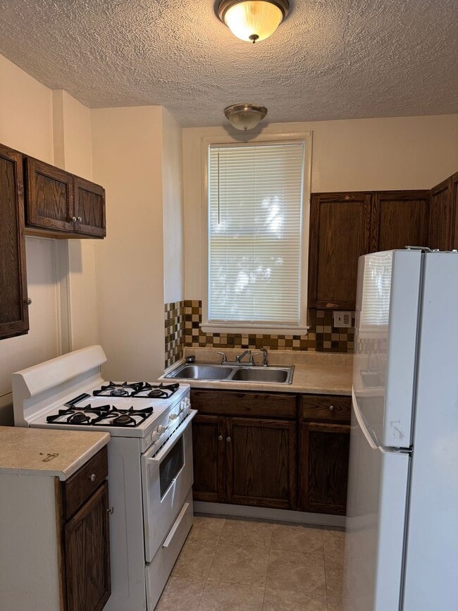 Building Photo - One Bedroom Duplex with off street parking...