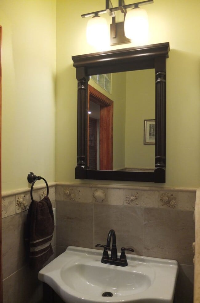 Building Photo - Beautiful Renovated Four bedroom Townhome
