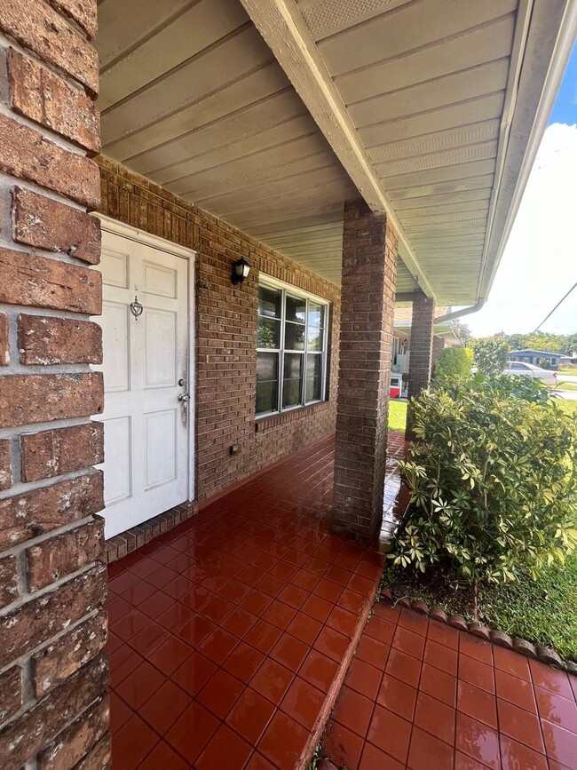 Building Photo - Two bedroom, two bathroom available in Mel...