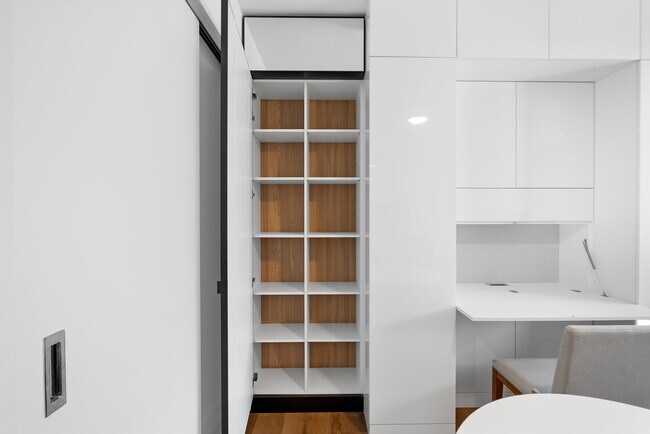 Building Photo - 987 Queen St