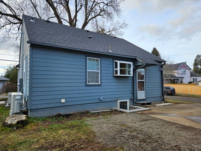 Building Photo - 4Bd/2Ba Two Story Home - For Viewing!