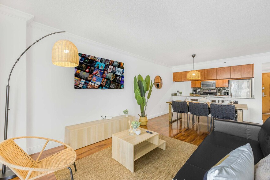 Building Photo - 1 SE 12th St