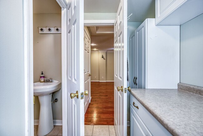 Building Photo - Generously Sized Midlothian Home Move In R...