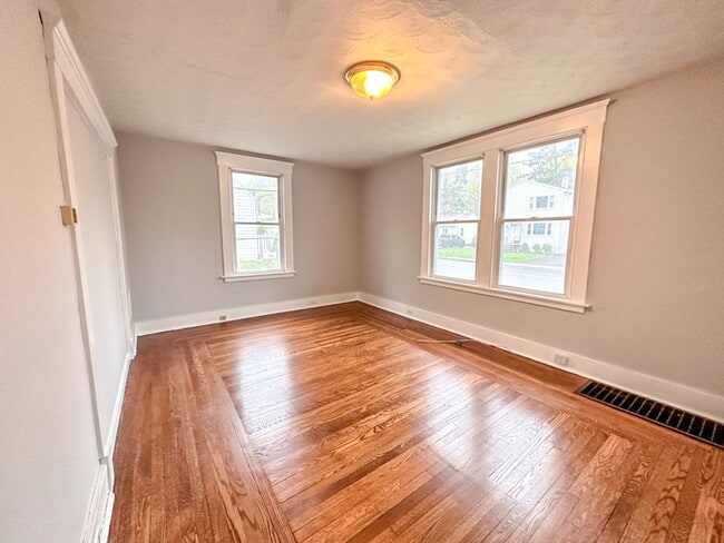 Building Photo - Lovely 3-bed Single Family Home in Hamden! Gorgeous Hardwood Floors throughout!