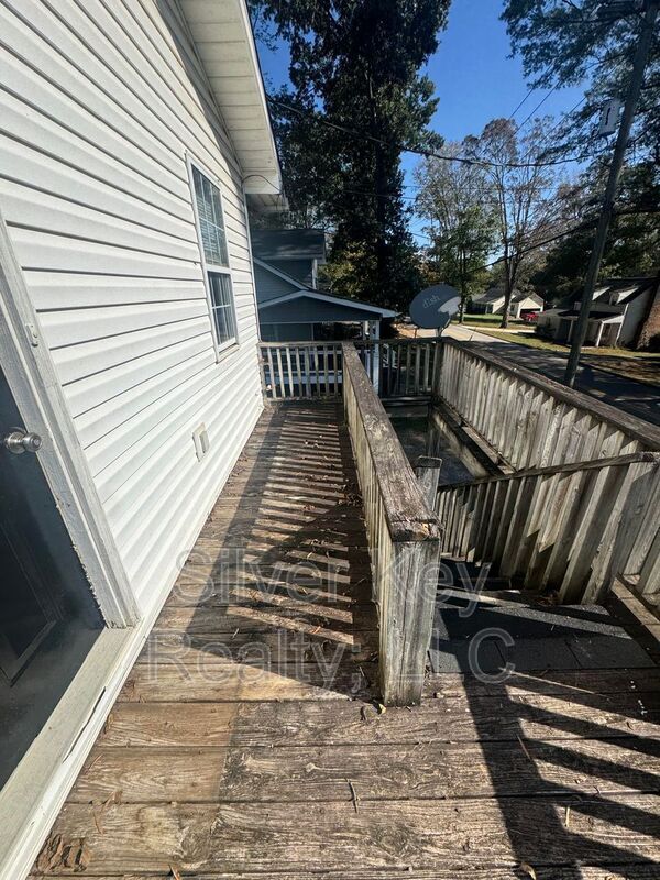 Building Photo - 702 Eastanallee Ave