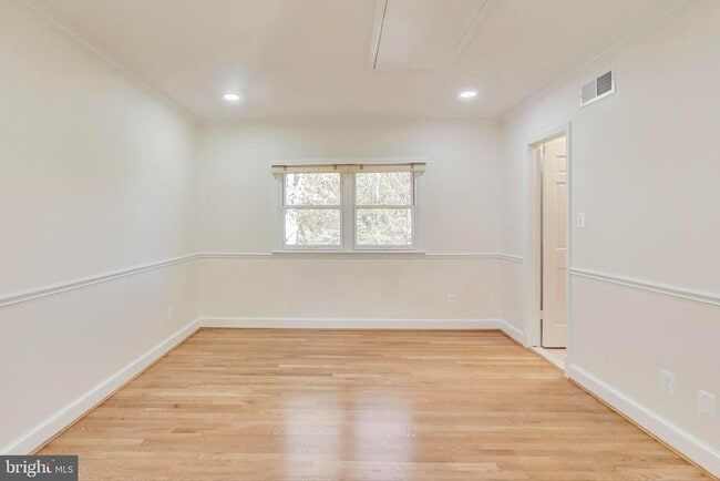 Building Photo - 4001 N Ridgeview Rd