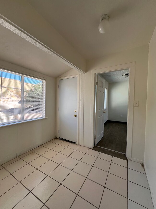 Building Photo - 3 Bedroom 1 bathroom House located near a Schools, Community Park and Public Swimming Pool.