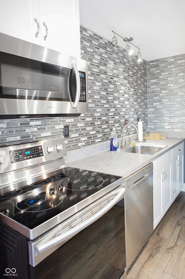 Building Photo - 230 E 9th St