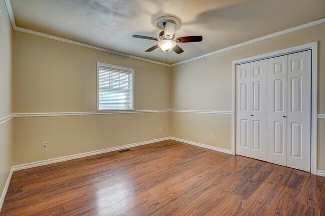 Building Photo - 4 bed 3 bath home!