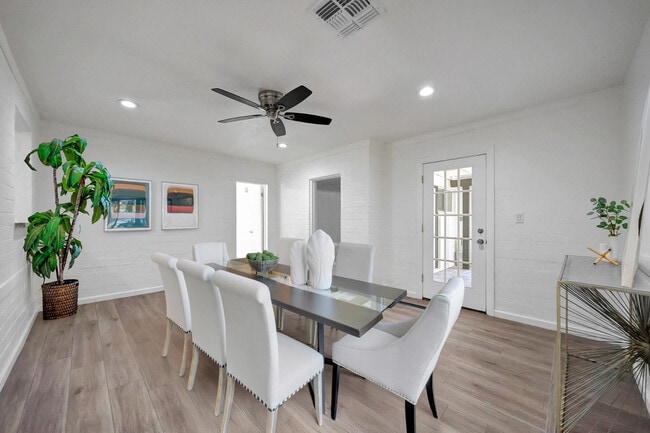 Building Photo - 224 W Glenrosa Ave