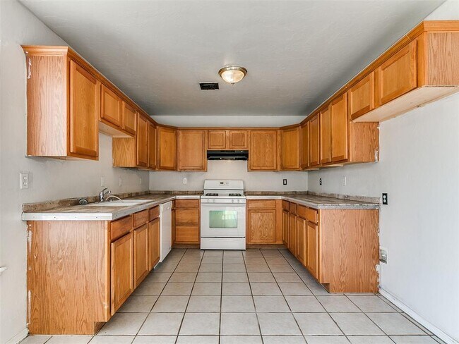 Building Photo - 4705 Tinker Rd