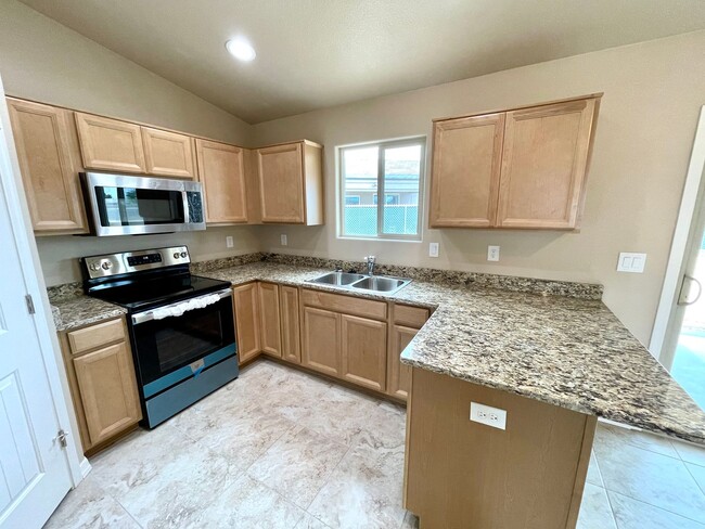 Building Photo - Built in 2024, 3 bedroom, 2 bathroom home located in Golden Valley, AZ