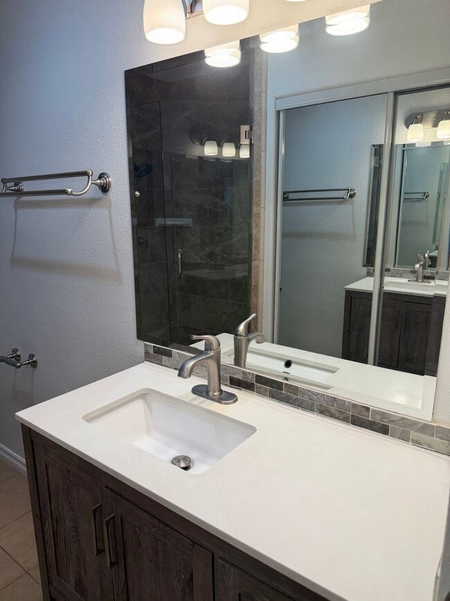 Building Photo - 1021 Scott St