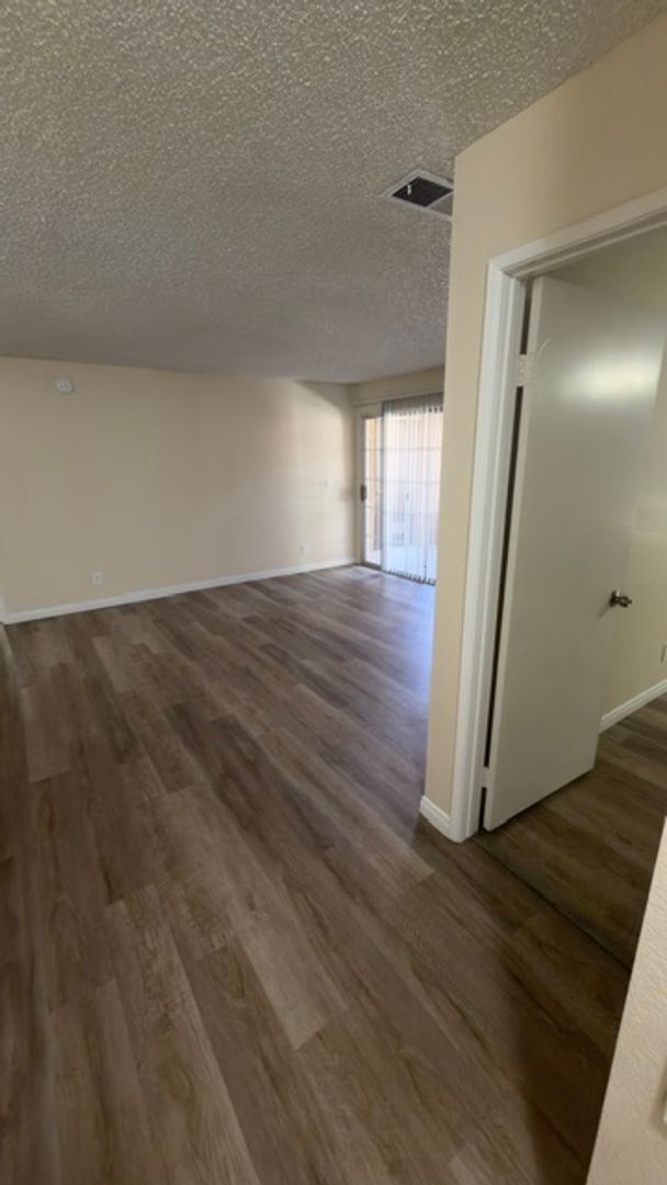 Building Photo - 2 Bedroom Condo!
