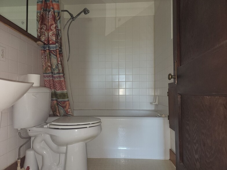 Bathroom - 265 19th Rd