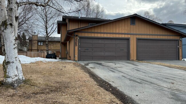 Building Photo - A spacious and well maintained (3) bed, (2.5) bath home between Campbell and Birch Lake.