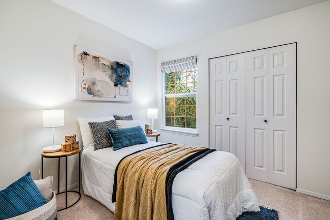 Building Photo - RENOVATED 3 BED, 3 BATH KIRKLAND TOWNHOME W GARAGE & EASY COMMUTE!