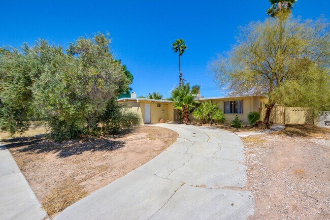 Building Photo - SPARKLING POOL! 4 BEDROOM