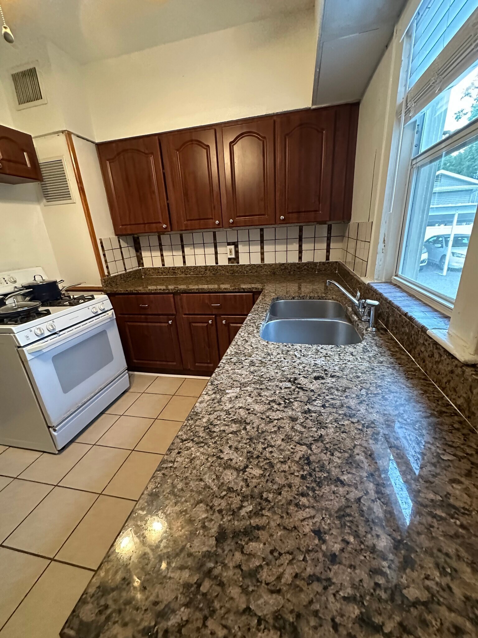 Building Photo - 994 Druid Rd E