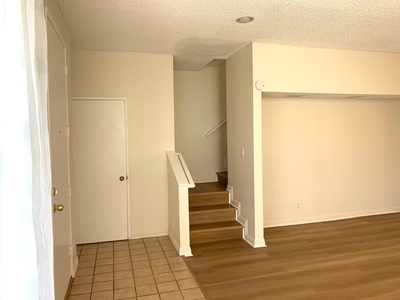 Building Photo - 13901 Olive View Ln