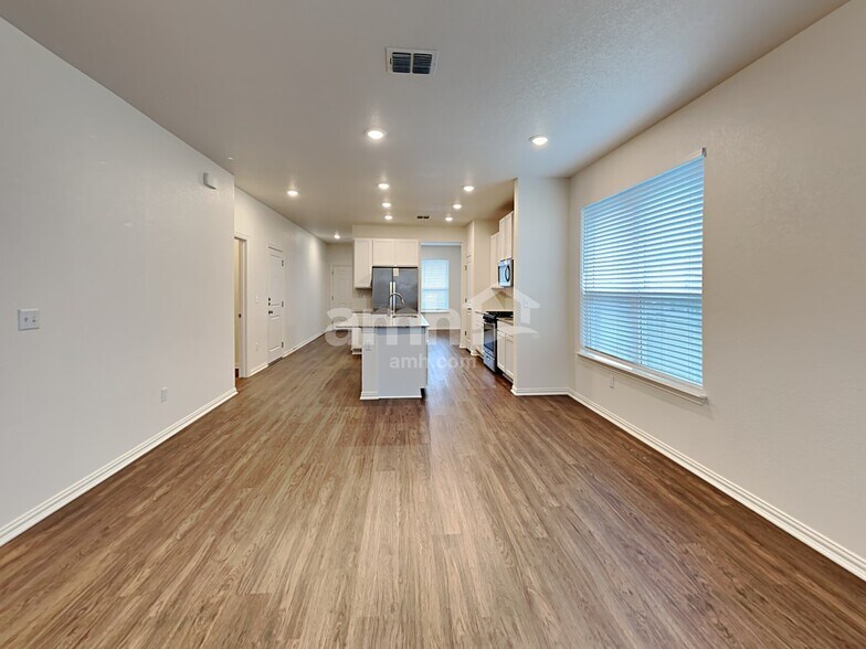 Building Photo - 421 Pebble Bend