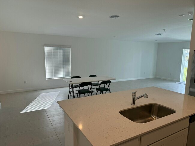 Building Photo - 10468 NW Suncrest Lp