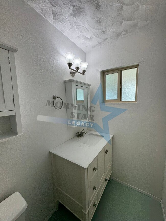 Building Photo - Hurry Leasing Special!! 3-Bedroom Home