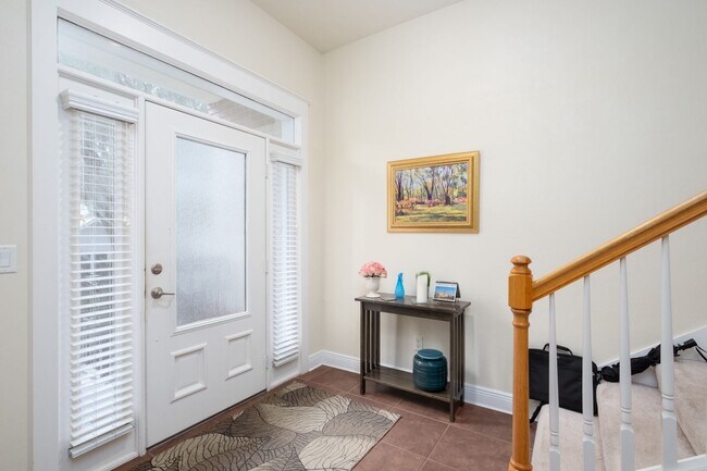 Building Photo - Exclusive Townhome with garage - Regents Park
