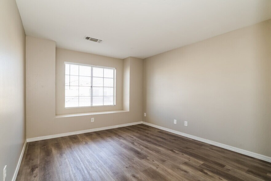 Building Photo - 2345 E Gelding Dr