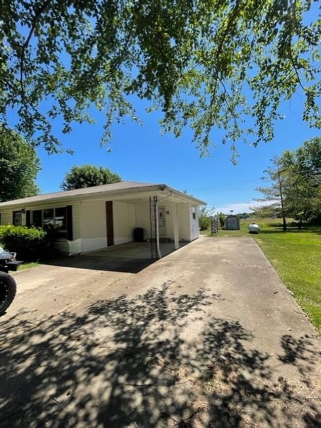 Building Photo - St. James Nice Home