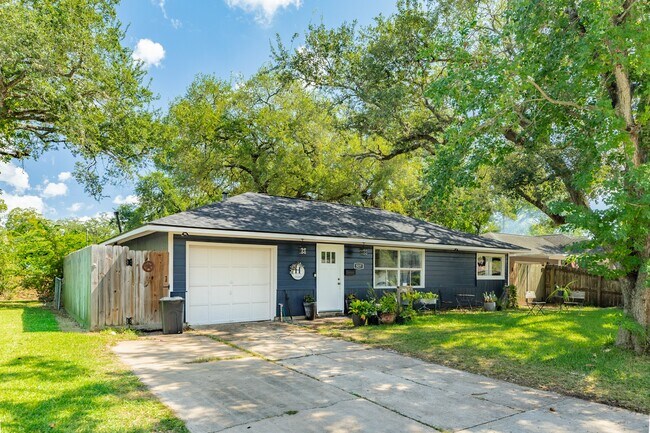 Primary Photo - 527 Gardenia St