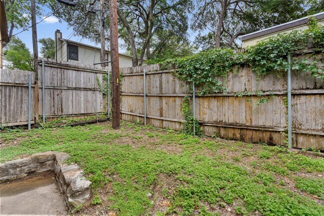 Building Photo - Perfectly Located Townhome in South Austin