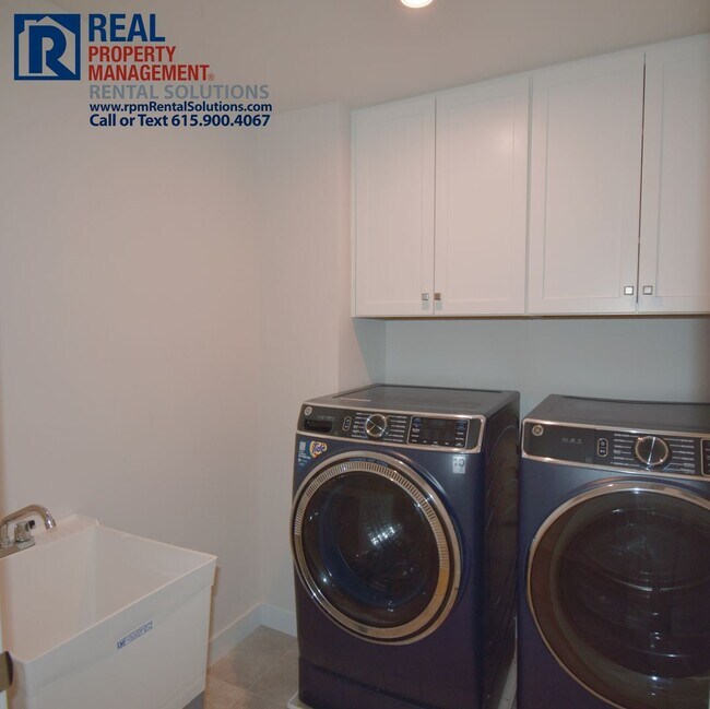 Building Photo - Luxury 4 bd 3.5 bath with office, bonus ro...