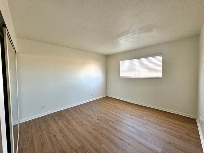 Building Photo - Central, Spacious 2-Bed Condo with Great A...