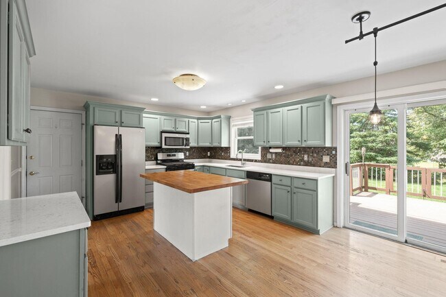 Building Photo - 406 Lakewood Dr