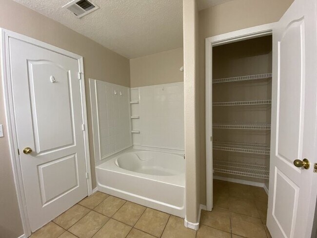 Building Photo - 2 Story - Master on Main Floor - Loft Upst...