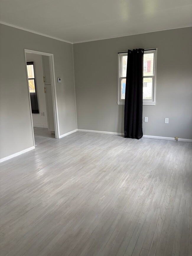 Building Photo - Two Bedroom House