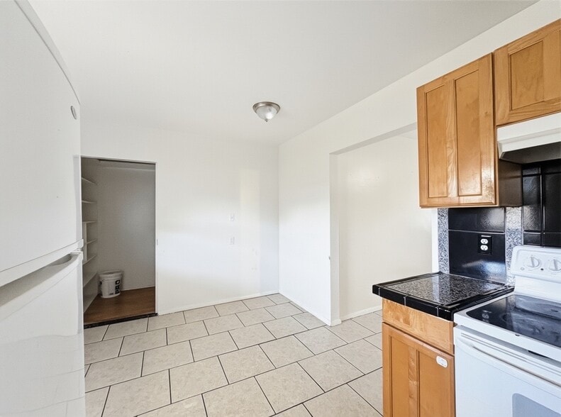 Building Photo - 2715 E Glenrosa Ave