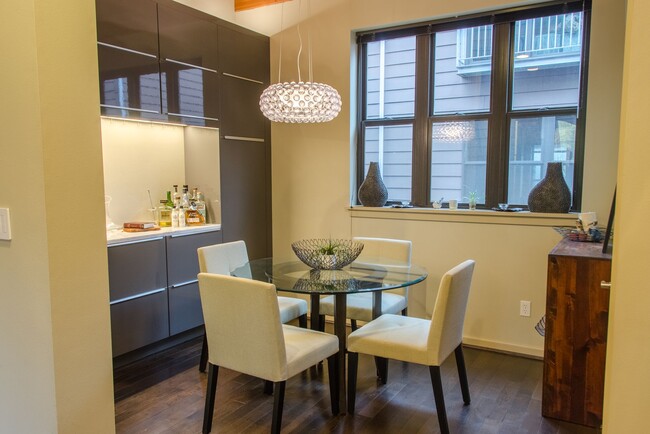 Building Photo - 2Bd/1.5Ba Seattle Townhouse