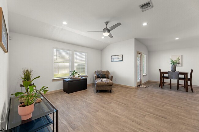 Building Photo - 8114 Buck Ln