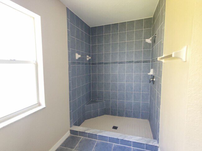 Building Photo - 3 bedroom, 2 bath rental in the Royal High...