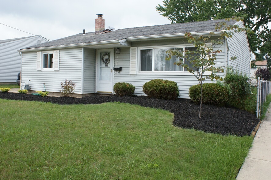 Primary Photo - 6490 Almont Dr
