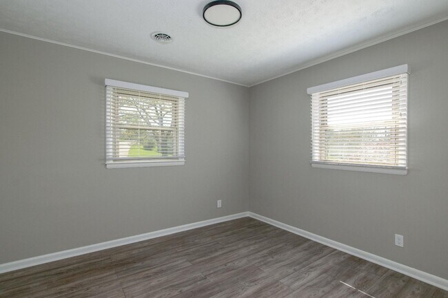 Building Photo - 690 North Dr