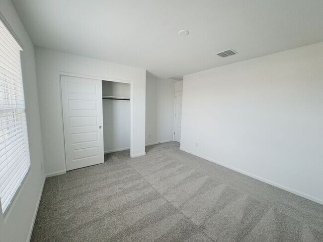 Building Photo - MOVE IN SPECIALS!! 15 DAYS RENT FREE!! New 5-Bedroom Home in Phoenix with Upgrades!