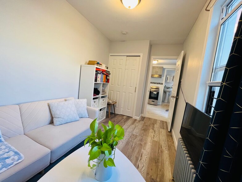 Building Photo - 21-13 25th Rd