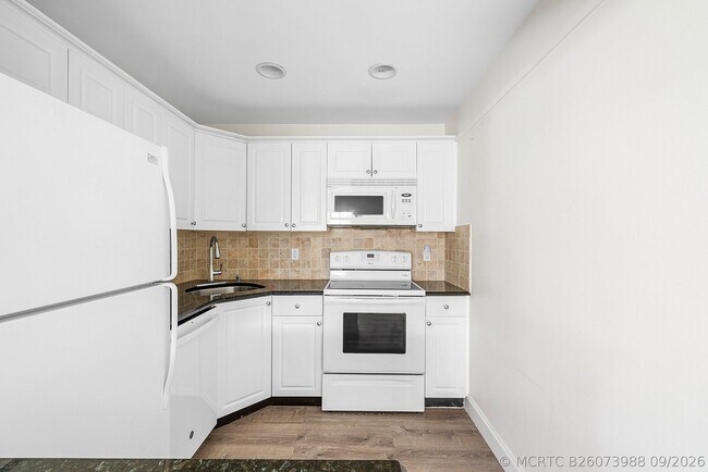 Building Photo - 2455 NE 51st St