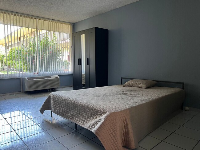 Building Photo - Newly renovated Studio apartment - Water, ...