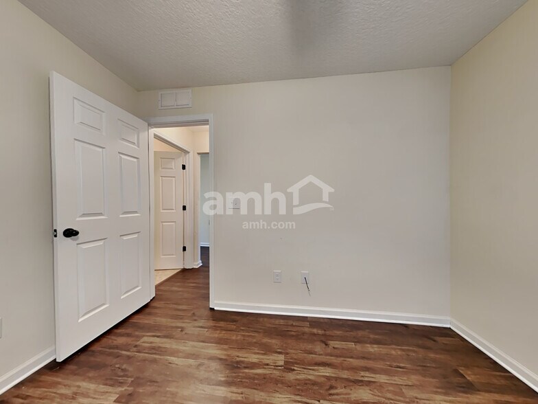 Building Photo - 9630 Mayville Dr E